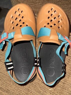 Chacos slip ons Size 6 Women’s / Like New Blue and Orange adjustable strap